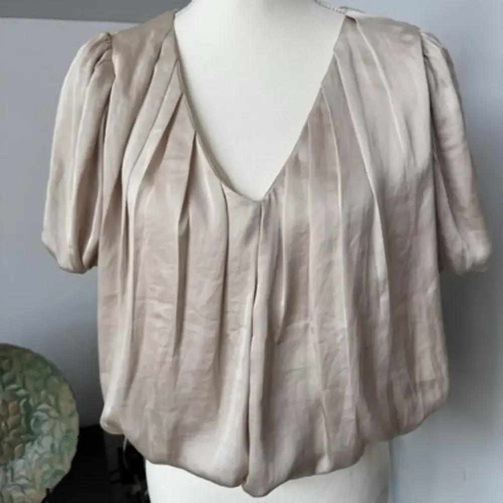 ASTR THE LABEL Women's Bubble Hem Short Sleeve V-Neck Blouse Top Champagne Small - Picture 2 of 8